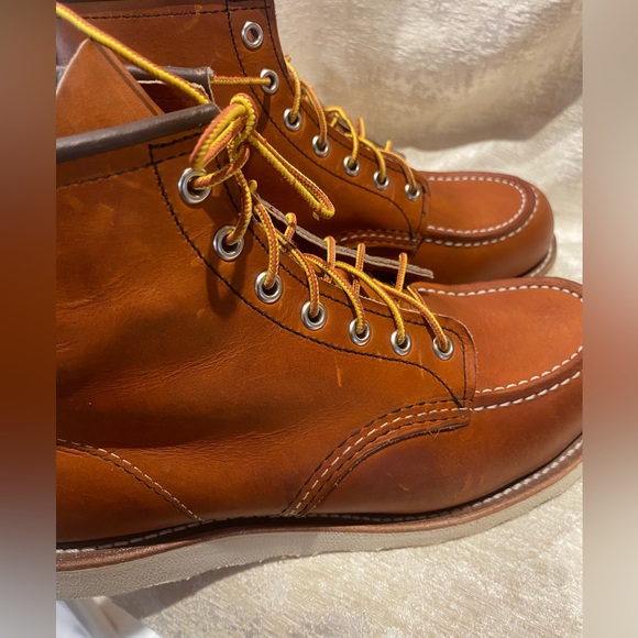 Red Wing Classic Moc Men’s boot in Oro - Picture 9 of 11